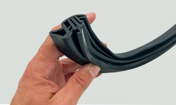 Hand die eine 3D-gedruckte Silikon-Dichtung hält